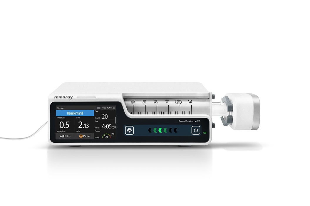 Weißer und grauer Spritzeninfusor mit digitalem Bildschirm und medizinischen Anzeigen.