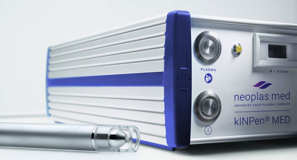 Gerät zur kalten Plasma-Therapie mit blauen Elementen und zwei Knöpfen, seitlich platziert.