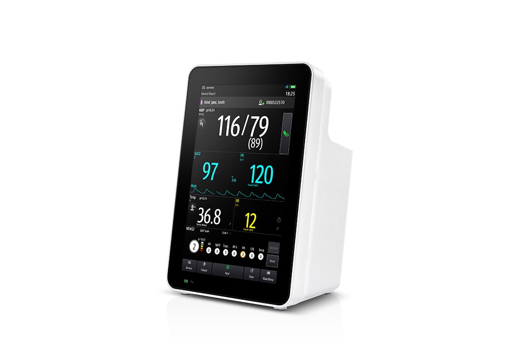 Ein weißes Blutdruckmessgerät mit digitaler Anzeige; zeigt Blutdruck, Puls und andere Vitalwerte.
