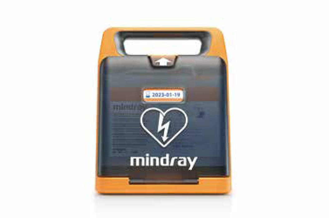 Ein oranger Defibrillator mit Herzsymbol und "mindray" Aufschrift, Datumsetikett vom 2023-01-19.
