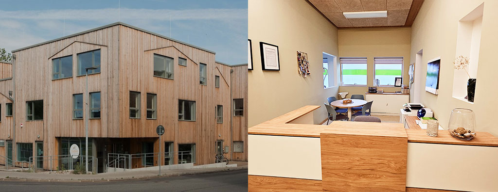 Ein modernes Holzgebäude außen und ein Büroinnenraum mit Holzmöbeln und buntem Fenster.
