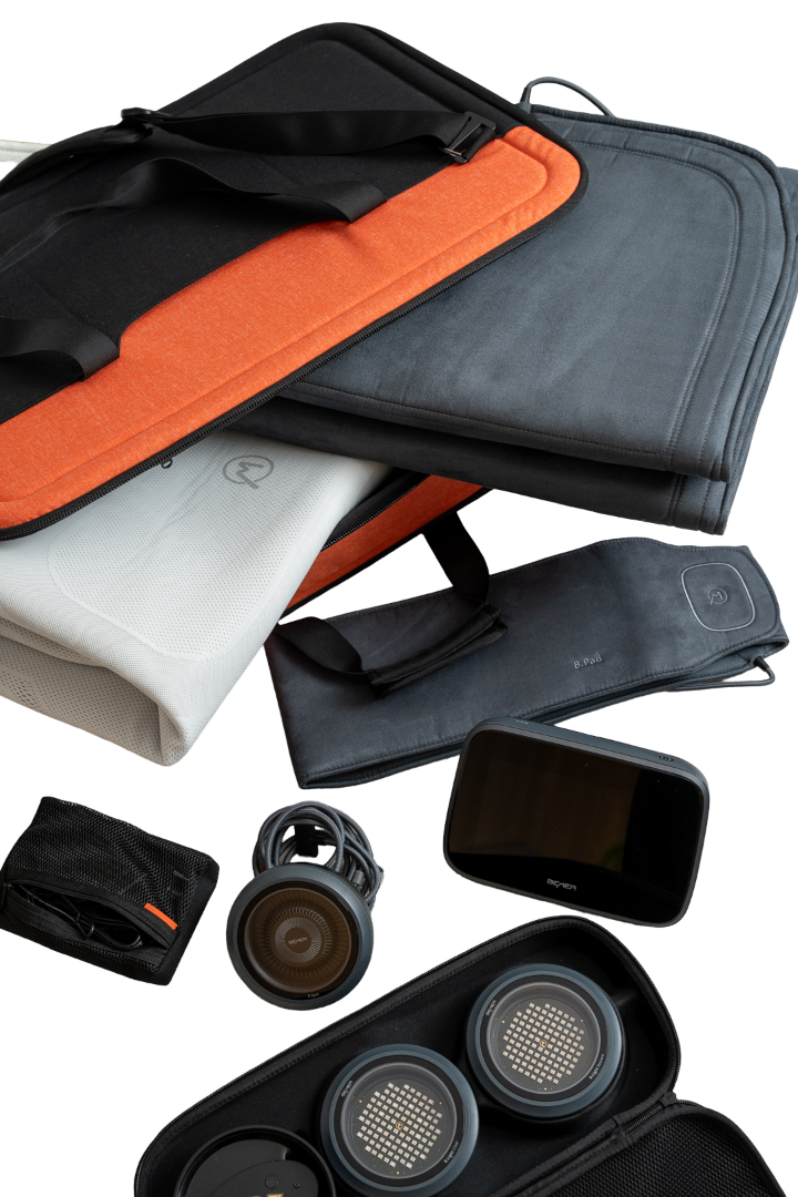 Mehrere Laptop- und Zubehörhüllen in Schwarz und Orange ordnen sich übereinander an