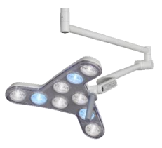 Eine moderne OP-Lampe mit drei Armen und kreisförmig angeordneten LEDs in Weiß und Blau