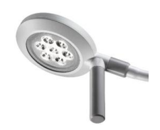 Eine moderne silberne Duschbrause mit mehreren Wasserstrahldüsen und geradem Griff