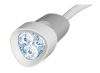 Eine moderne weiße LED Lampe mit drei leuchtenden Strahlern und rundem Kabel